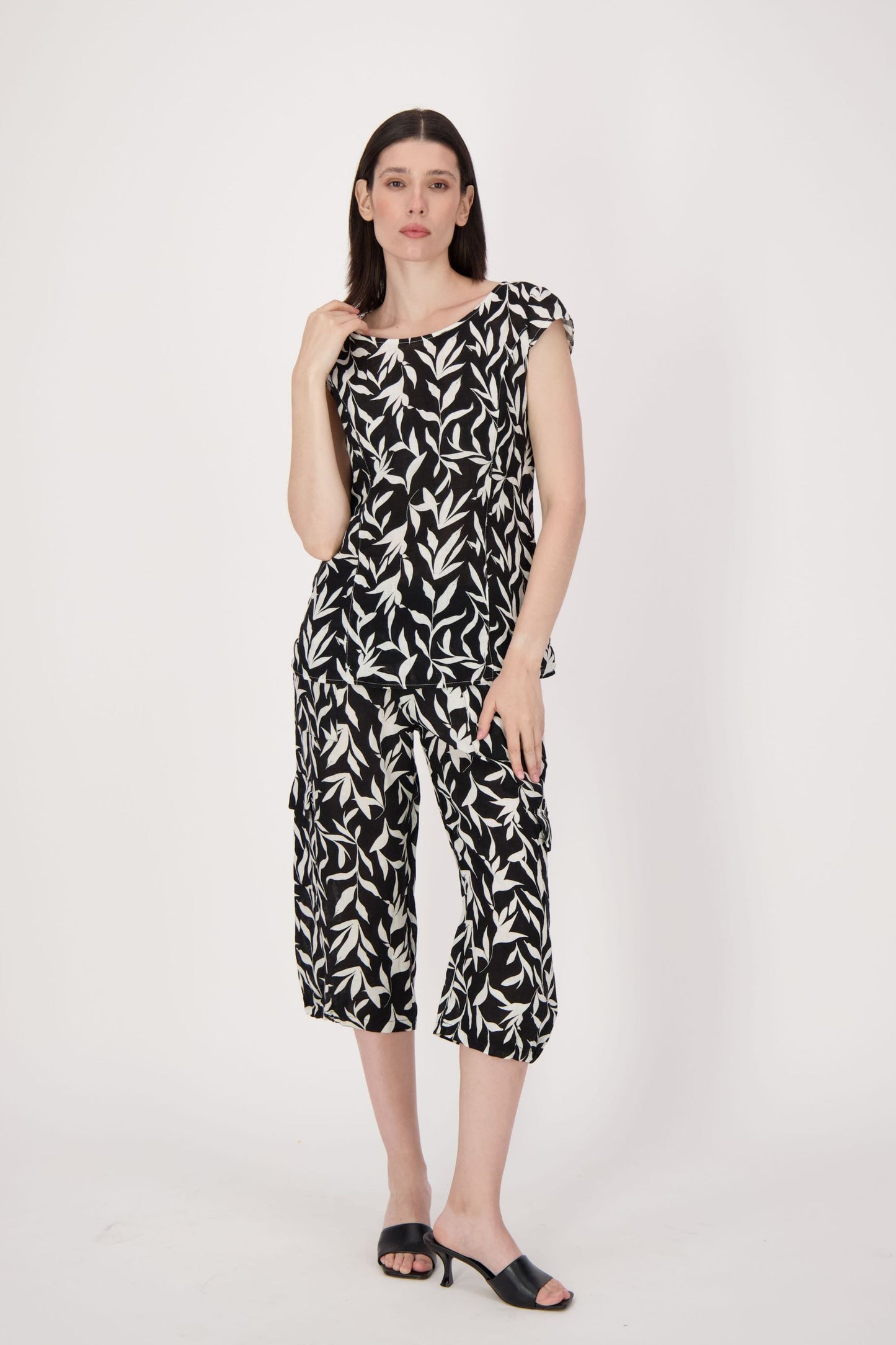 Linen Leaf Print Capri Pant