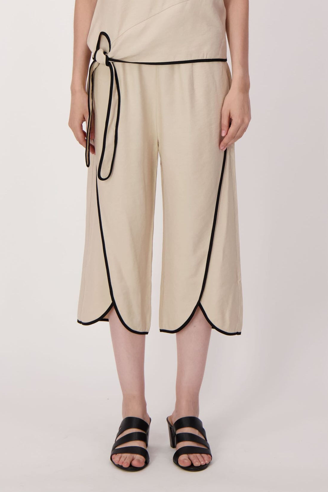 Contrast Trim Tulip Hem Capri