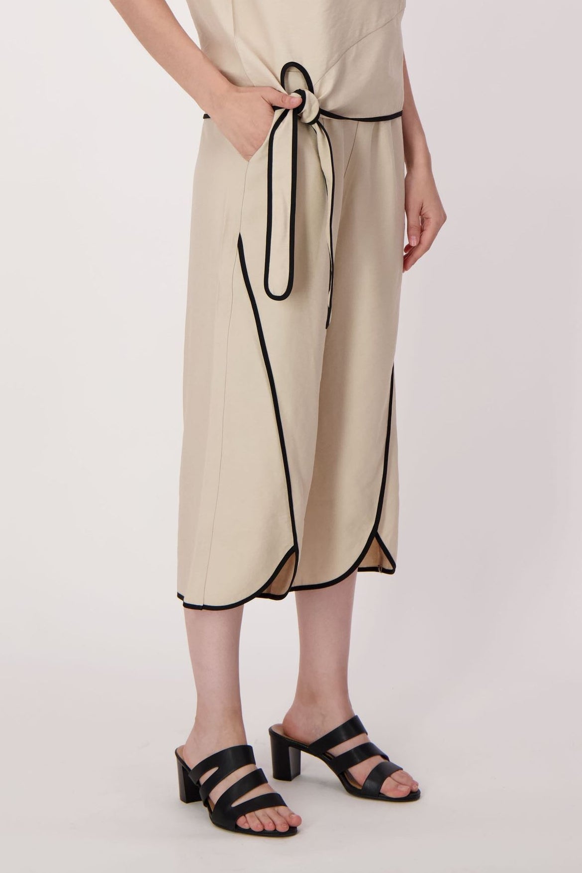 Contrast Trim Tulip Hem Capri