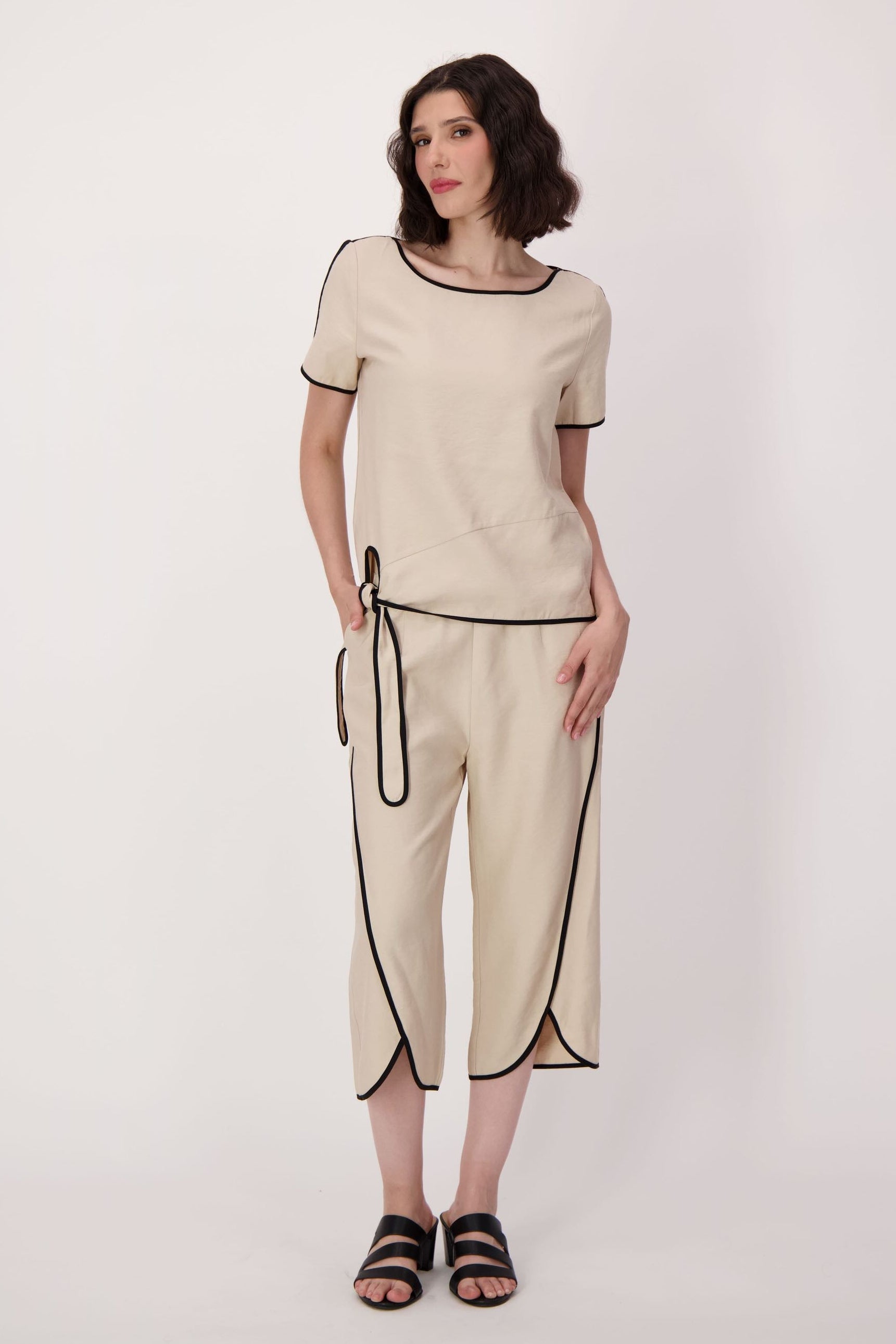 Contrast Trim Tulip Hem Capri