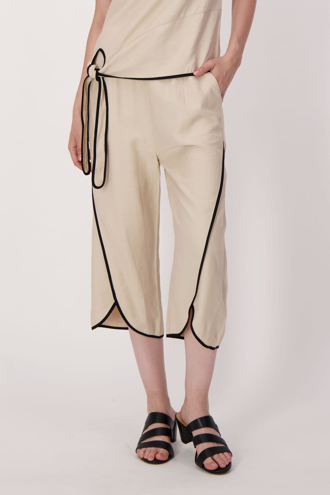 Contrast Trim Tulip Hem Capri