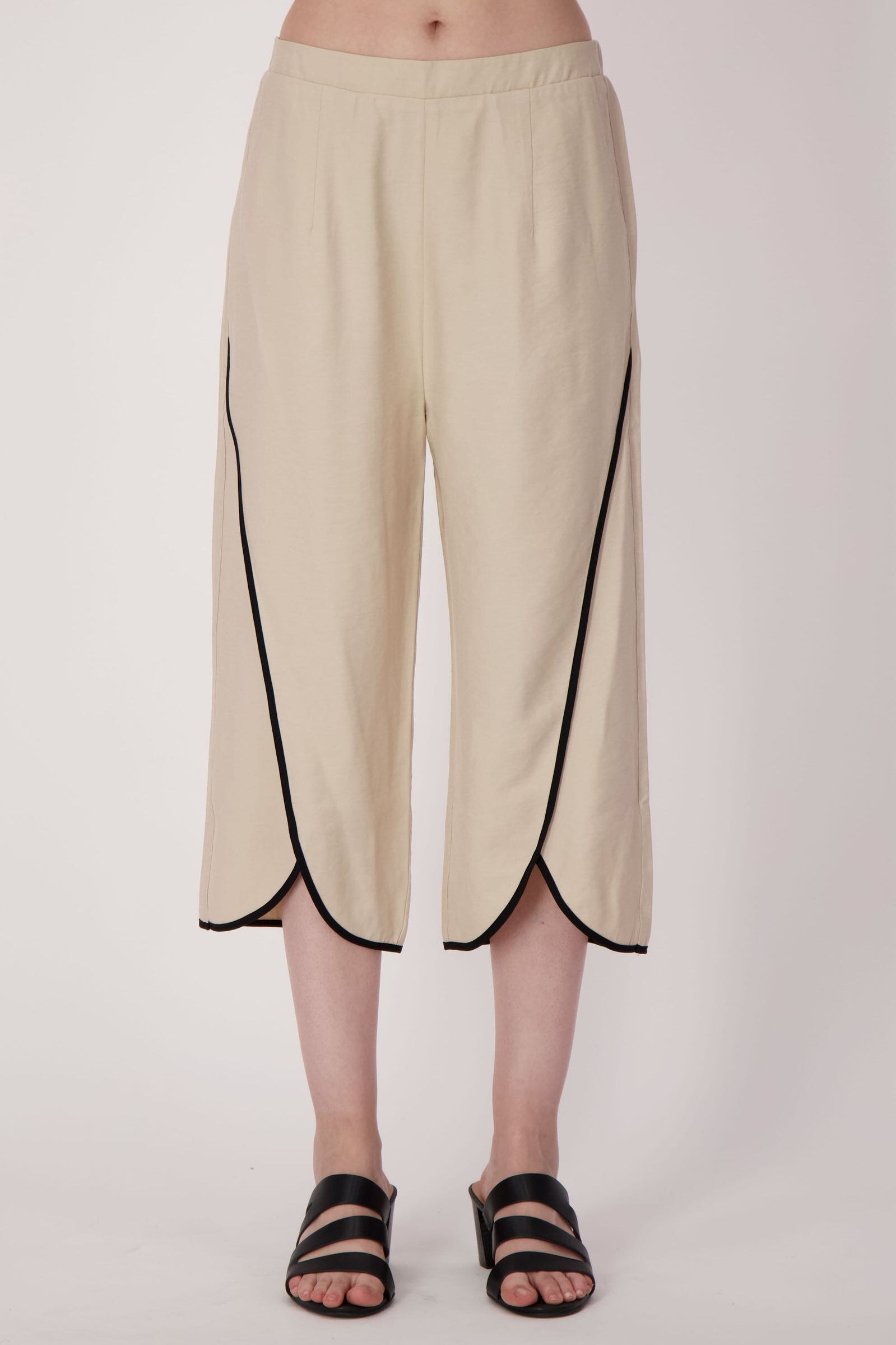 Contrast Trim Tulip Hem Capri