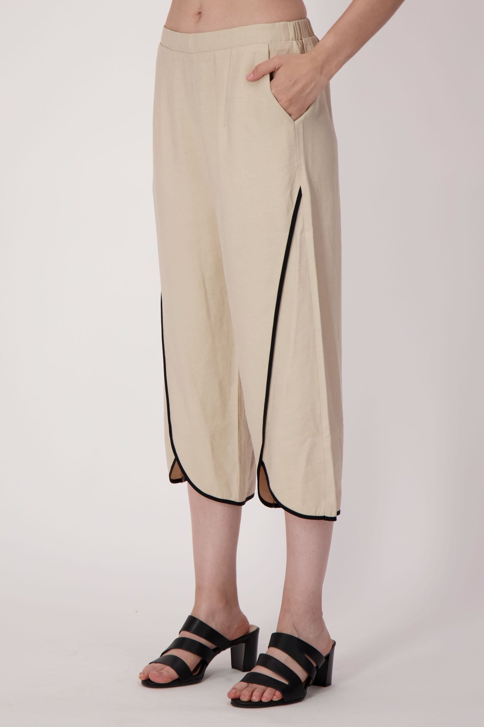 Contrast Trim Tulip Hem Capri