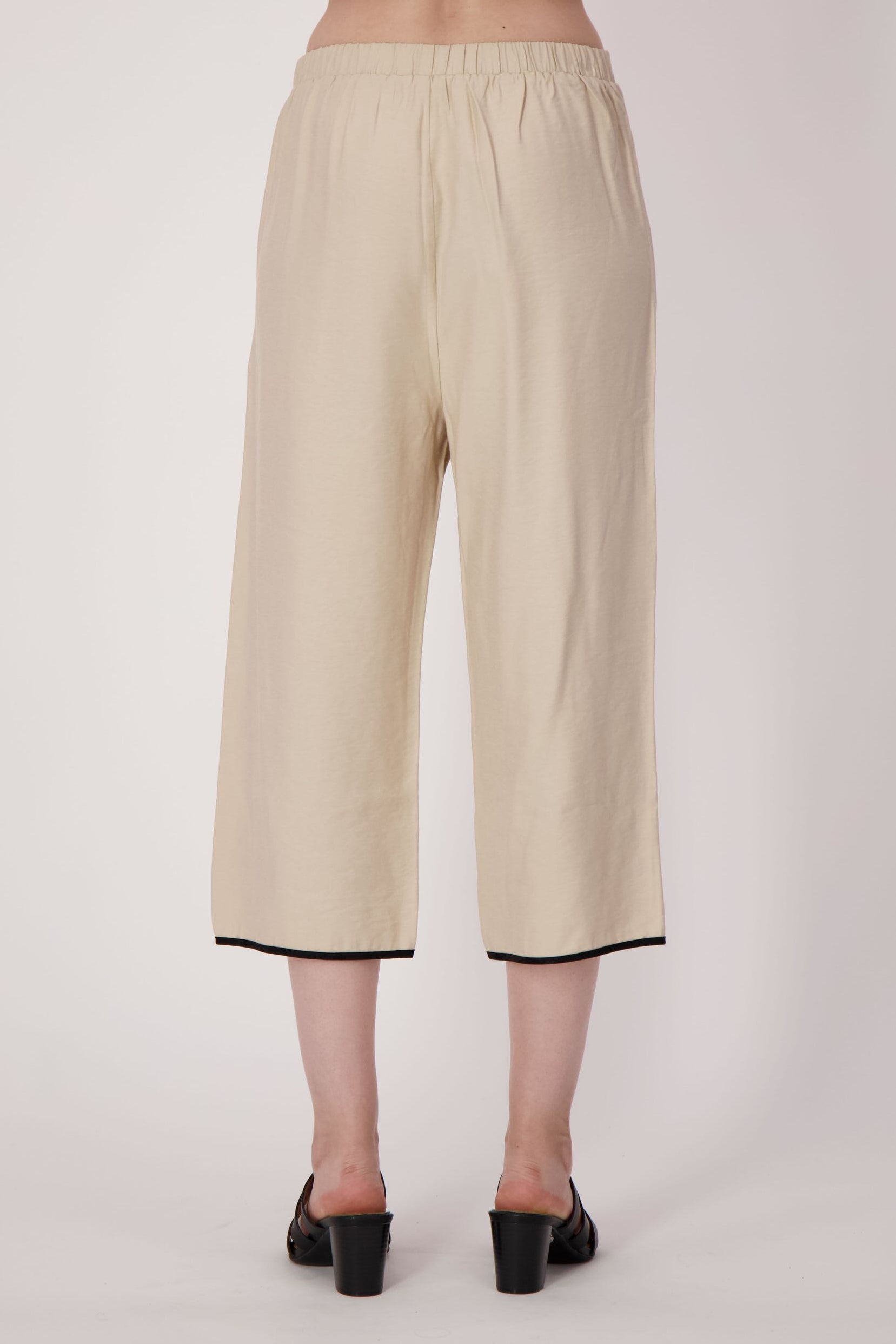 Contrast Trim Tulip Hem Capri