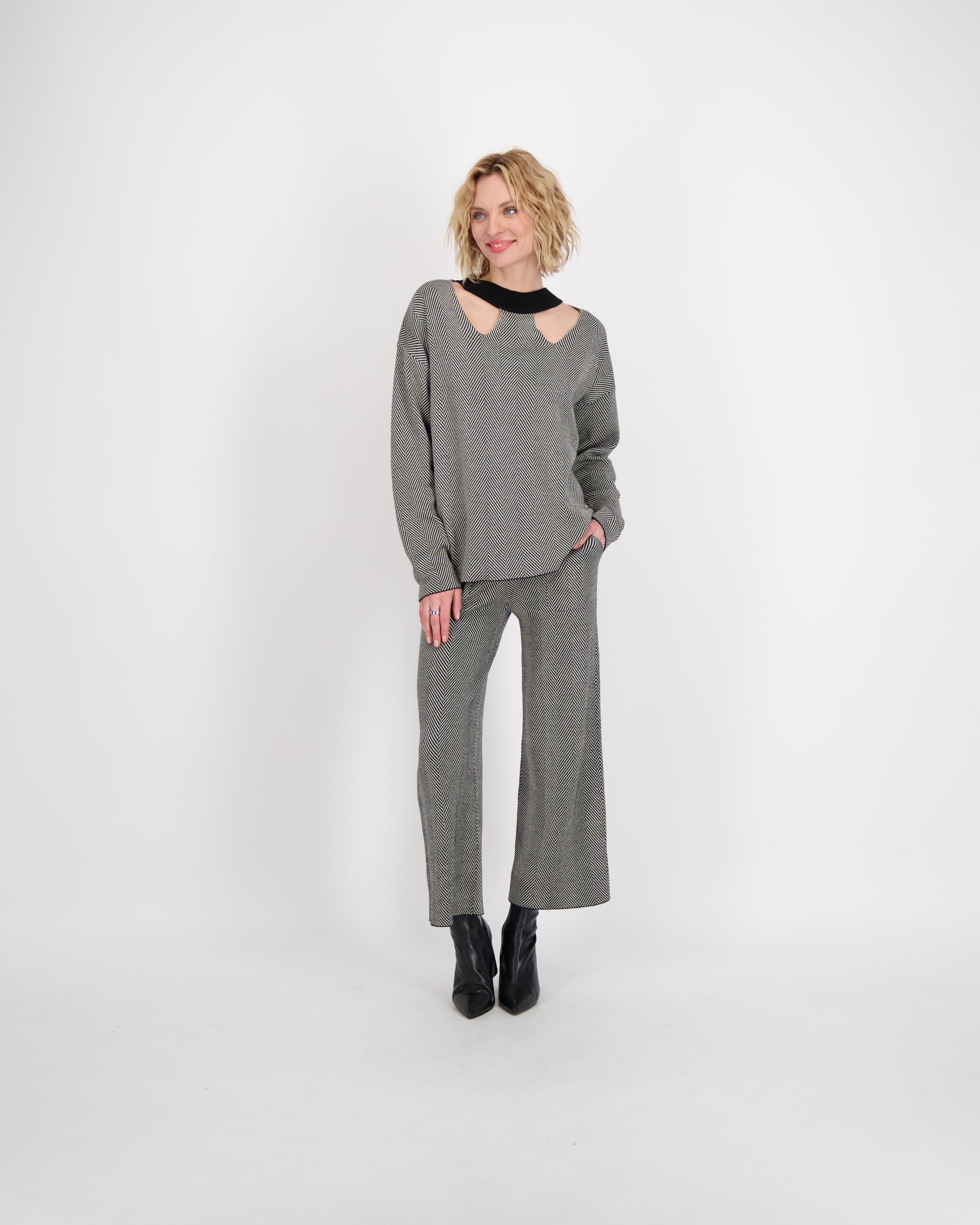 Wide Leg Herringbone Knit Pant