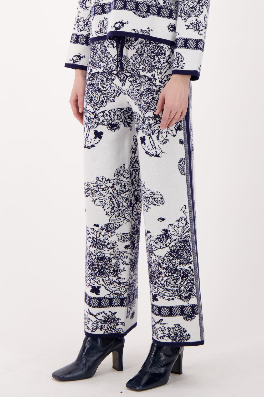 Jacquard Straight Leg Knit Pant
