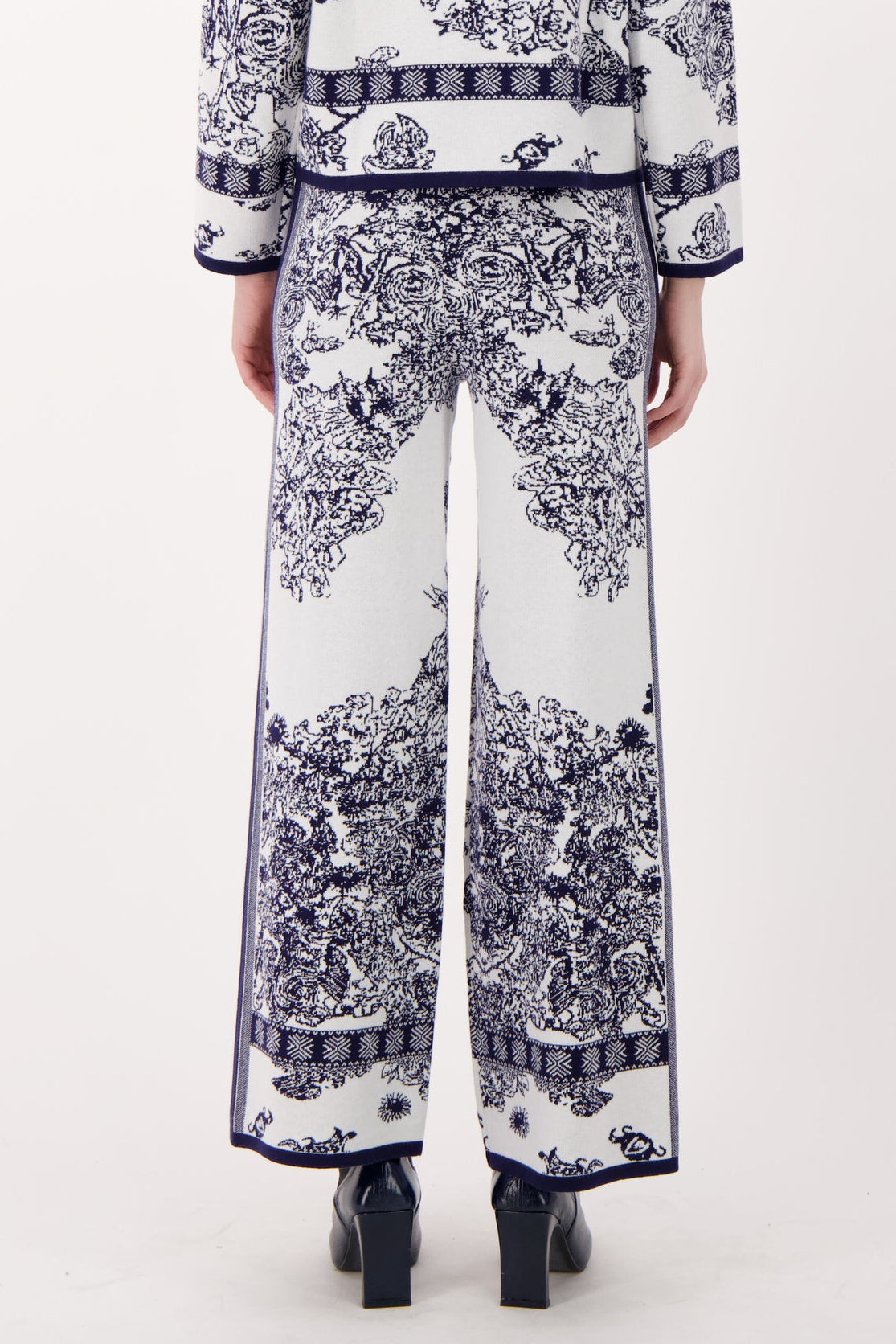 Jacquard Straight Leg Knit Pant