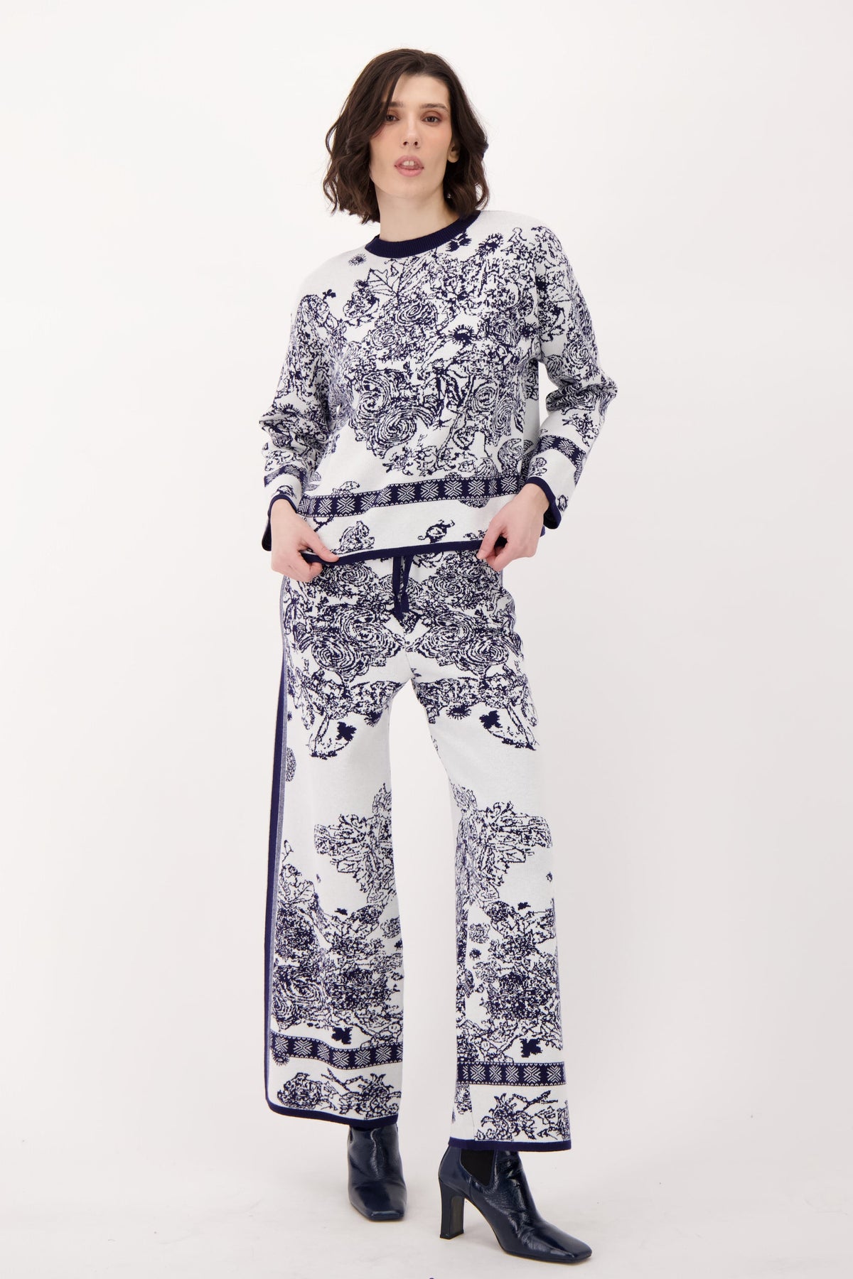 Jacquard Straight Leg Knit Pant