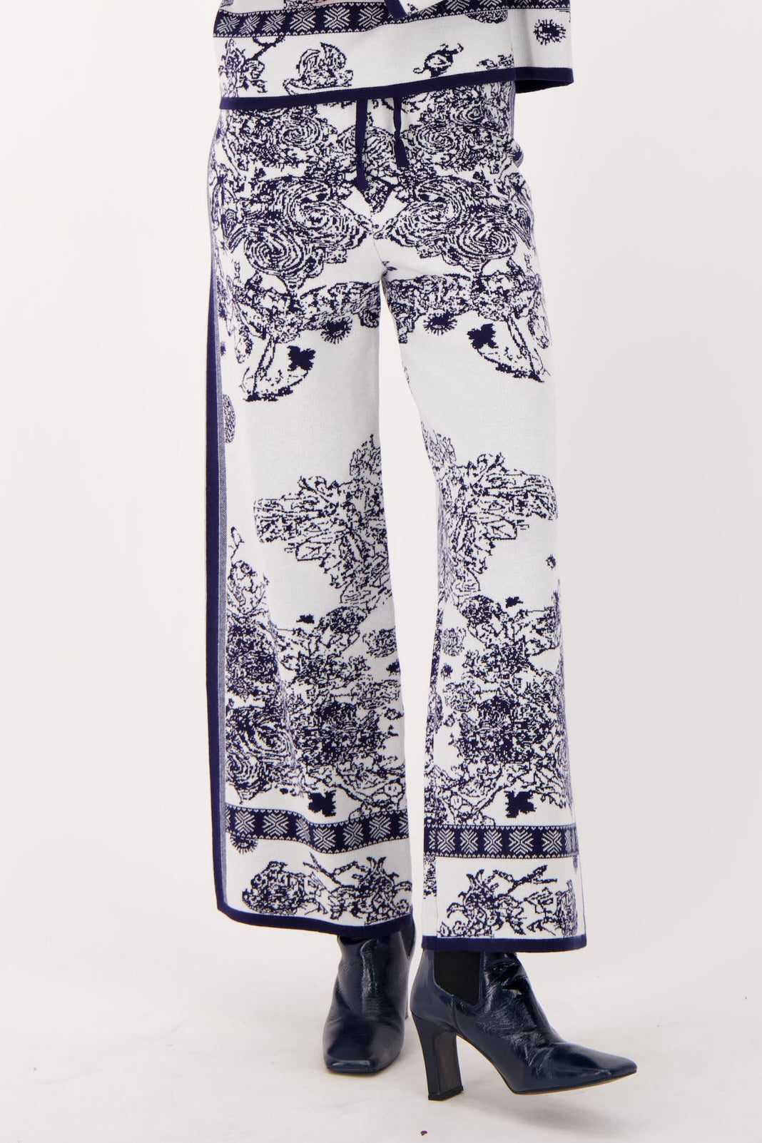 Jacquard Straight Leg Knit Pant